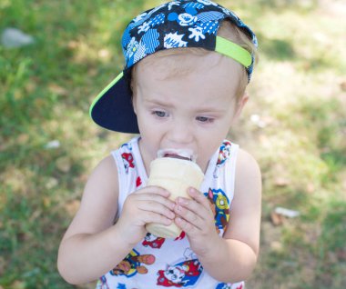 küçük çocuk dondurma yer, bir çocuk dondurma parkta yer.. 