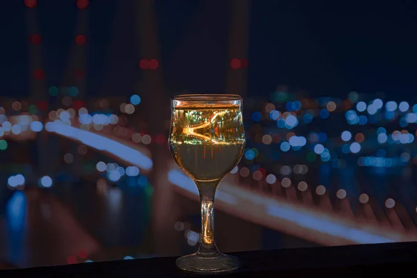 View the city at night, the bridge across the Bay at night, glasses through whic — Stock Photo, Image