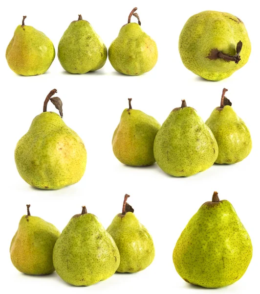 Päron på en vit bakgrund. saftiga ljusa gröna och gula päron på isolerade bakgrund. — Stockfoto