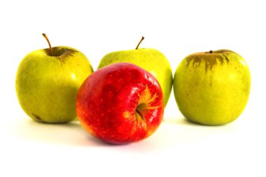 Beyaz bir arka planda, olgun elma izole, 