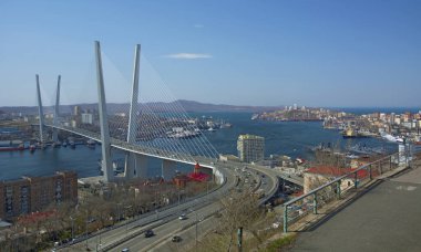Körfezde liman kenti köprüden. güneşli gün ve yeşilliklerle Bayındır