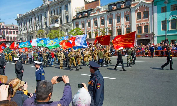 Desfile no ano feriado quadrado 9 de maio de 2017. Rússia, Vladivostok . — Fotografia de Stock