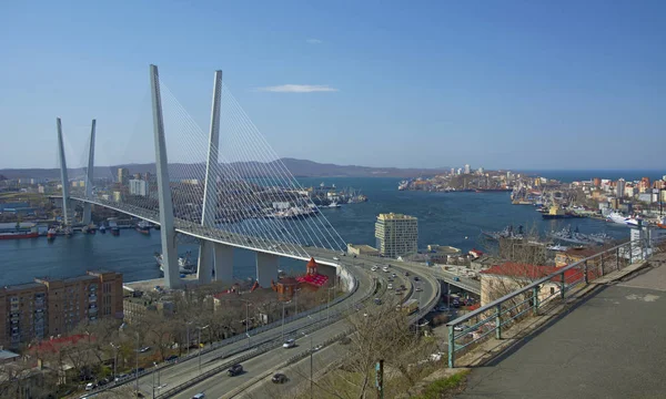 El puente sobre la bahía, en la ciudad portuaria. día soleado y floreciente vegetación —  Fotos de Stock