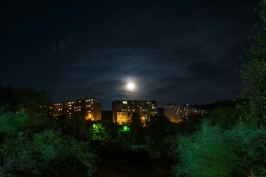 şehrin üzerinde asılı büyük parlak ay, 