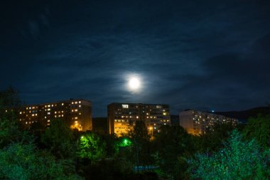 şehrin üzerinde asılı büyük parlak ay, 