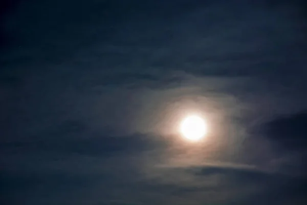 Bright Moon in the black sky. mystical light from the Moon in a black sky. — Stock Photo, Image