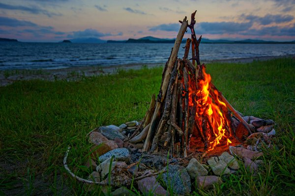 огонь горит на пляже ночью. яркий огонь, дрова
.