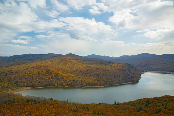 Un gran depósito, vista superior. bosque de otoño y alto cielo azul , — Foto de Stock