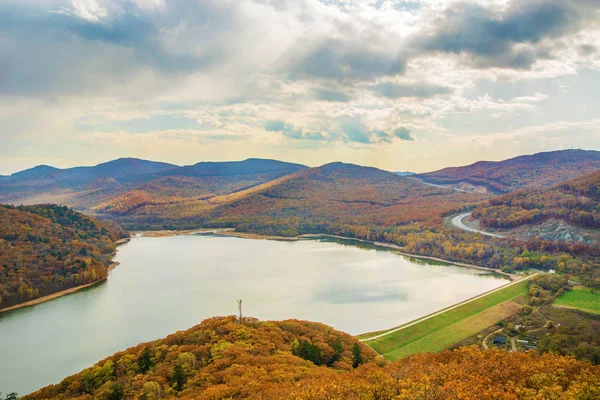 Een groot reservoir, bovenaanzicht. herfst bos en hoge blauwe hemel, — Stockfoto