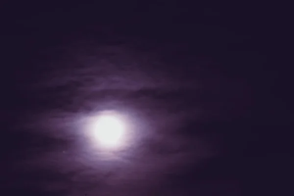 Lua brilhante no céu negro. luz mística da Lua em um céu negro . — Fotografia de Stock