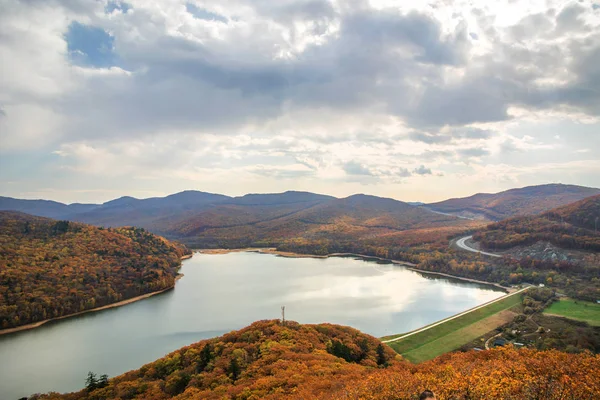 Een groot reservoir, bovenaanzicht. herfst bos en hoge blauwe hemel, — Stockfoto