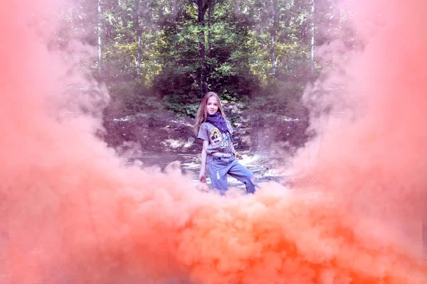 Fiatal lány táncol nagy mennyiségű füst. — Stock Fotó