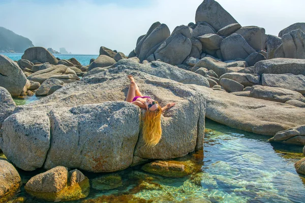 Jovem Menina Bonita Com Cabelos Vermelhos Posando Mar Espalhados Com — Fotografia de Stock