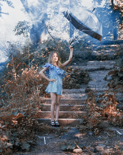 Chica joven con paraguas en la mano, en las escaleras, que se encuentra con el humo brillante, azul . — Foto de Stock