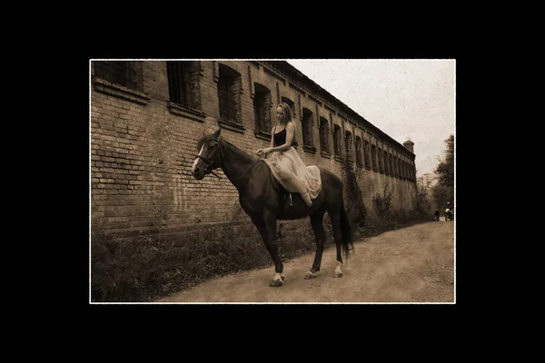 Jeune fille sur un cheval, antique, image instantanée vintage . — Photo