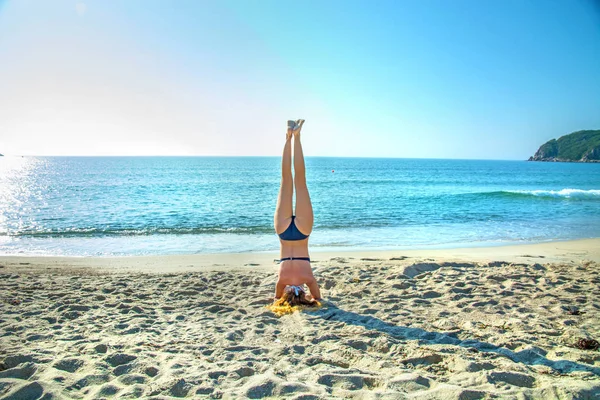Jovem, bonito, ruivo práticas menina ioga na praia . — Fotografia de Stock