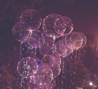 büyük güzel jel Balonlar, ışık ve Işık Ampüller boyalı. Geceleyin