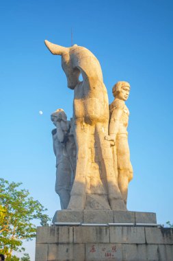 Park Çin, Hart yüksek bir dağın üzerinde kafasını çevirdi. bir erkek bir kızla yüksek heykeli. Ulusal bir efsane.