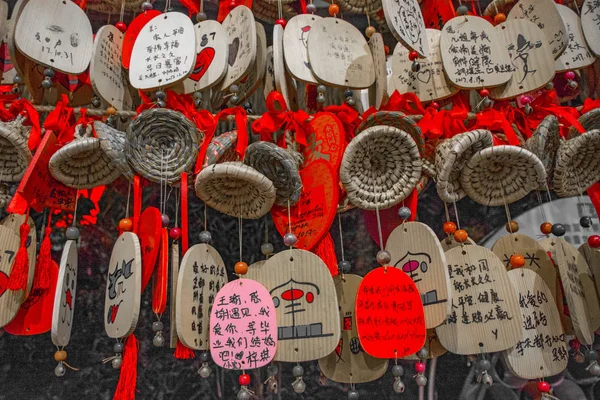 Platen met de wensen van de afhankelijke rode linten in China. — Stockfoto