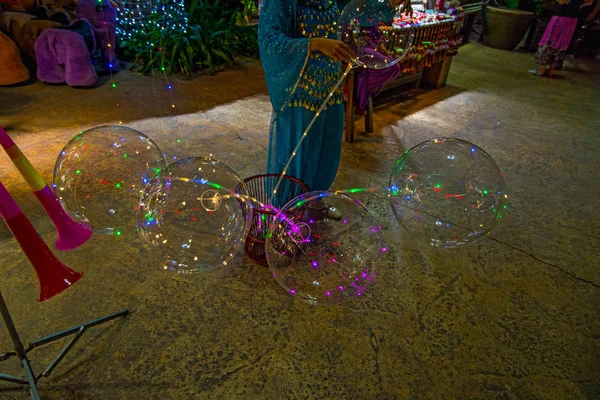 Grandes balões de gel bonito, luzes pintadas e lâmpadas. à noite — Fotografia de Stock