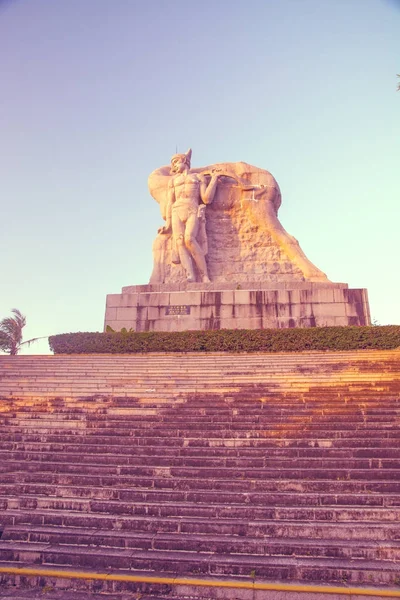 Estacionando em uma montanha alta na China, Hart virou a cabeça. estátua alta de uma menina com um namorado. uma lenda nacional . — Fotografia de Stock