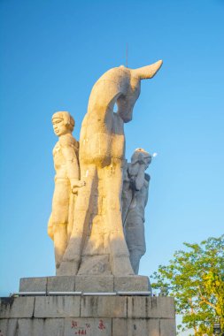 Park Çin, Hart yüksek bir dağın üzerinde kafasını çevirdi. bir erkek bir kızla yüksek heykeli. Ulusal bir efsane.