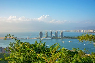 Sanya, şehrin en yüksek noktası, adanın Zümrüdüanka Yoldaşlığı görünümünü şehir panoraması.