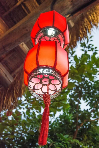Belles lanternes rouges en Chine. rue de nuit décorée avec des lanternes . — Photo