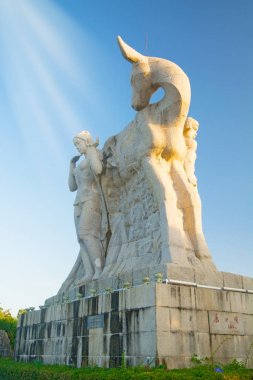 Park Çin, Hart yüksek bir dağın üzerinde kafasını çevirdi. bir erkek bir kızla yüksek heykeli. Ulusal bir efsane. Asya