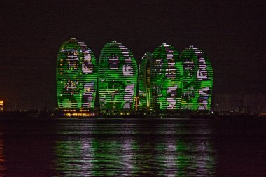 gece şehir Sanya, Çin. ada phoenix gözlem platformu. Işıklar kızdırma bilgisine. Asya