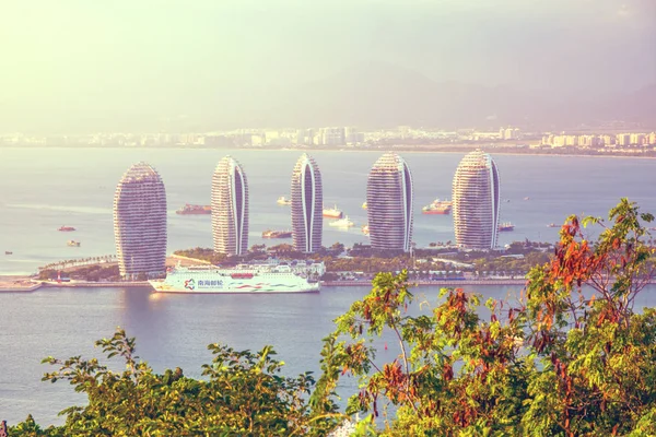 Sanya, şehrin en yüksek noktası, adanın Zümrüdüanka Yoldaşlığı görünümünü şehir panoraması.