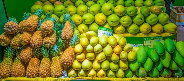 Mango, pineapple and tropical fruits are sold at the counter. — Stock Photo, Image