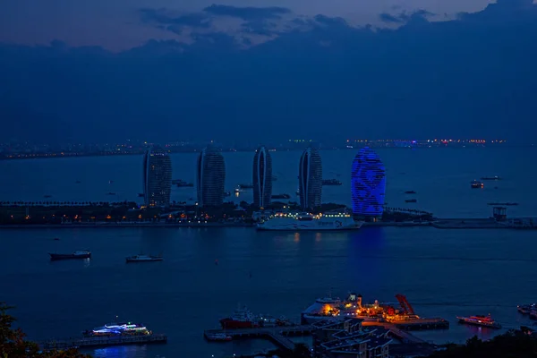 Ciudad nocturna de Sanya, China. plataforma de observación en la isla Phoenix. conocimiento del resplandor en las luces . — Foto de Stock