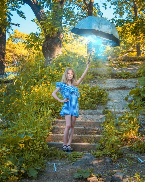 Jovem com guarda-chuva na mão, nas escadas, que atende a fumaça brilhante, azul . — Fotografia de Stock