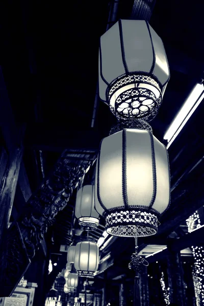 Bellissime lanterne rosse in Cina. strada notturna decorata con lanterne . — Foto Stock