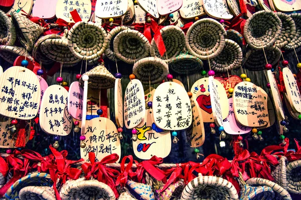 Plates with the wishes of the bound red ribbons in China. — Stock Photo, Image