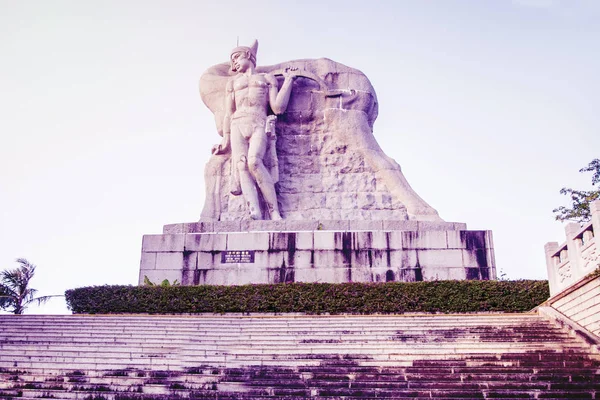 Πάρκο σε ένα ψηλό βουνό στην Κίνα, Hart γύρισε το κεφάλι του. υψηλό άγαλμα του ένα κορίτσι με ένα φίλο. ένας εθνικός μύθος. — Φωτογραφία Αρχείου