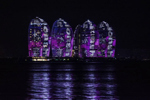 Νύχτα πόλη Sanya, Κίνα. πλατφόρμα παρατήρησης σχετικά με το φοίνικα Νήσος. γνώση του λάμψη και τα φώτα. — Φωτογραφία Αρχείου