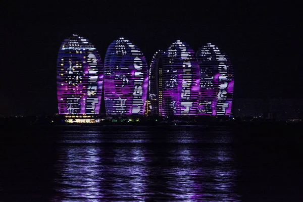 Nacht stad Sanya, China. observatie-platform op het eiland phoenix. kennis van de gloed in de verlichting. — Stockfoto