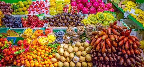 Mango, Ananas und tropische Früchte werden an der Theke verkauft. — Stockfoto