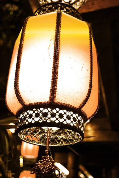 Beautiful red lanterns in China. night street decorated with lanterns. — Stock Photo, Image