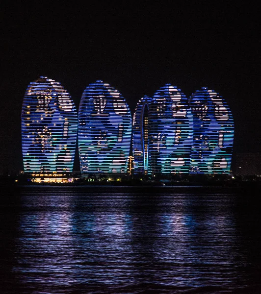 Gece şehir Sanya, Çin. ada phoenix gözlem platformu. Işıklar kızdırma bilgisine. — Stok fotoğraf