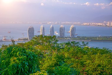 Sanya, şehrin en yüksek noktası, adanın Zümrüdüanka Yoldaşlığı görünümünü şehir panoraması.