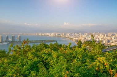 Sanya, şehrin en yüksek noktası, adanın Zümrüdüanka Yoldaşlığı görünümünü şehir panoraması.
