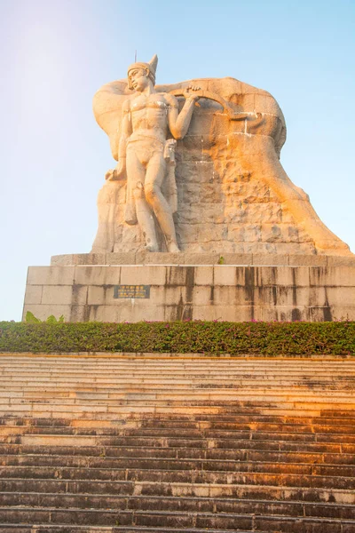 Estacionando em uma montanha alta na China, Hart virou a cabeça. estátua alta de uma menina com um namorado. uma lenda nacional . — Fotografia de Stock