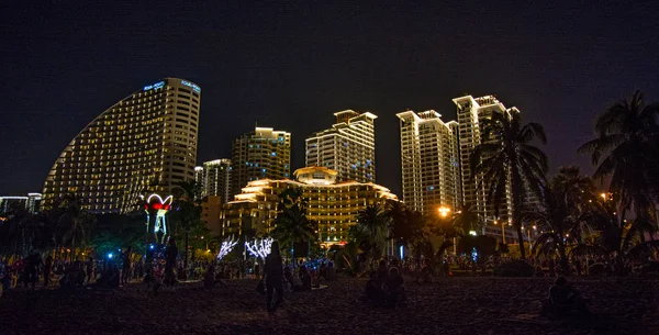 Cidade noturna Sanya todas as luzes, luzes brilhantes adornam o edifício. os trópicos . — Fotografia de Stock
