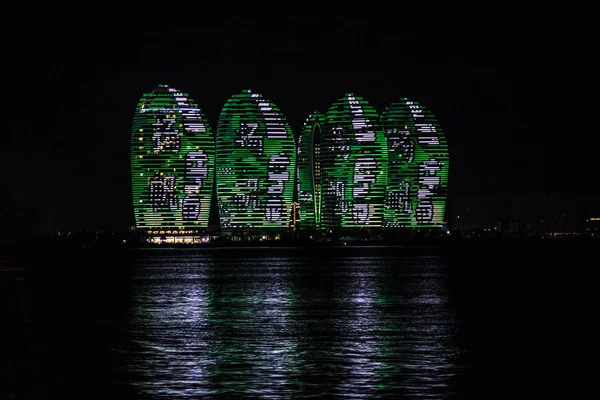 Cidade noturna Sanya, China. plataforma de observação na ilha Phoenix. conhecimento de brilho nas luzes . — Fotografia de Stock