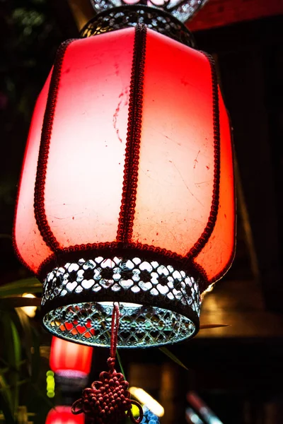 Hermosas linternas rojas en China. calle de noche decorada con linternas . —  Fotos de Stock