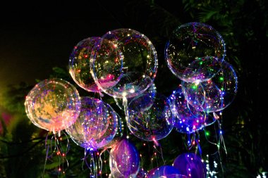 büyük güzel jel Balonlar, ışık ve Işık Ampüller boyalı. Geceleyin
