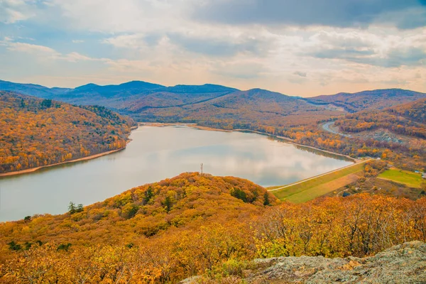 Een groot reservoir, bovenaanzicht. herfst bos en hoge blauwe hemel, — Stockfoto